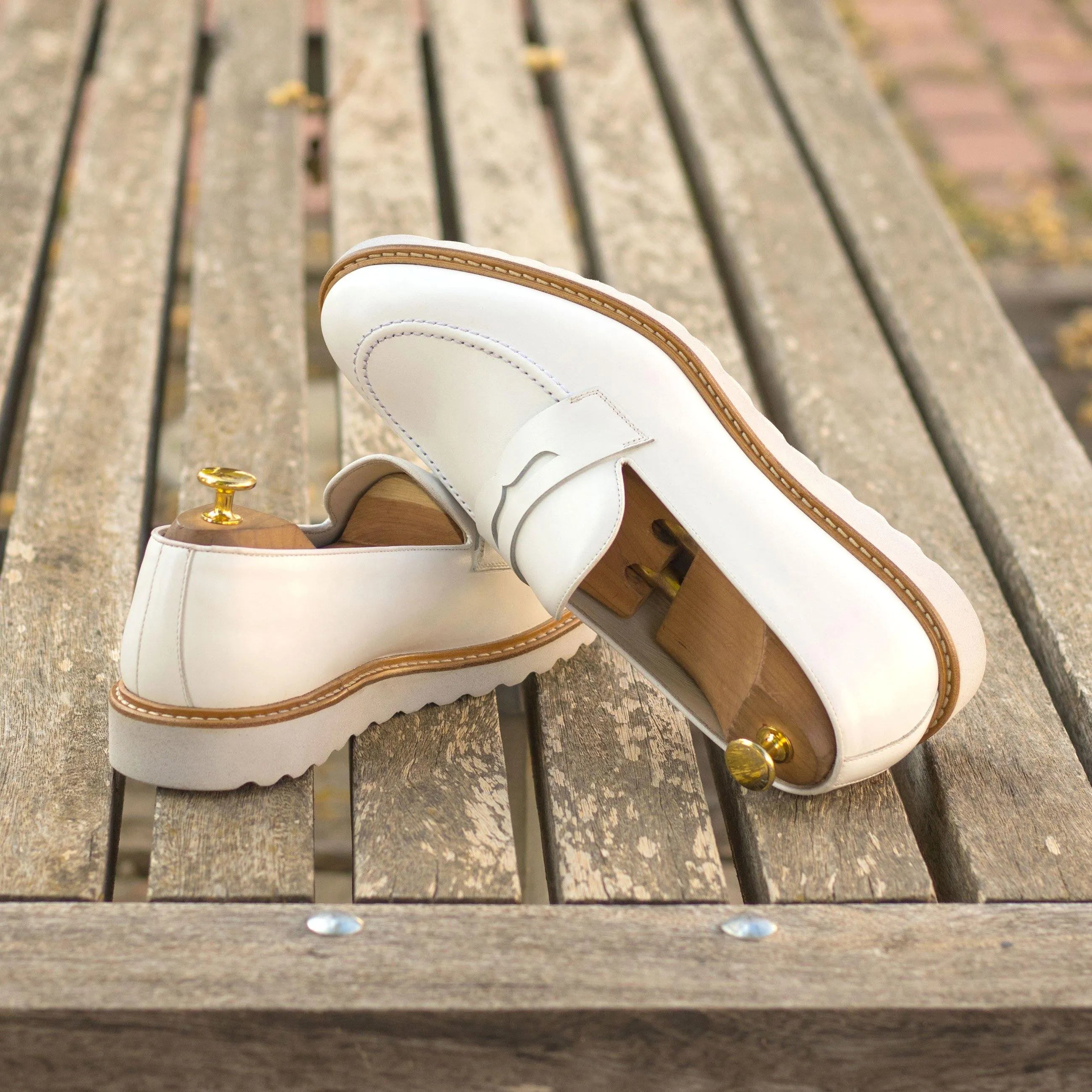 White Soho loafers II with rounded toe in luxury bespoke shoes for men