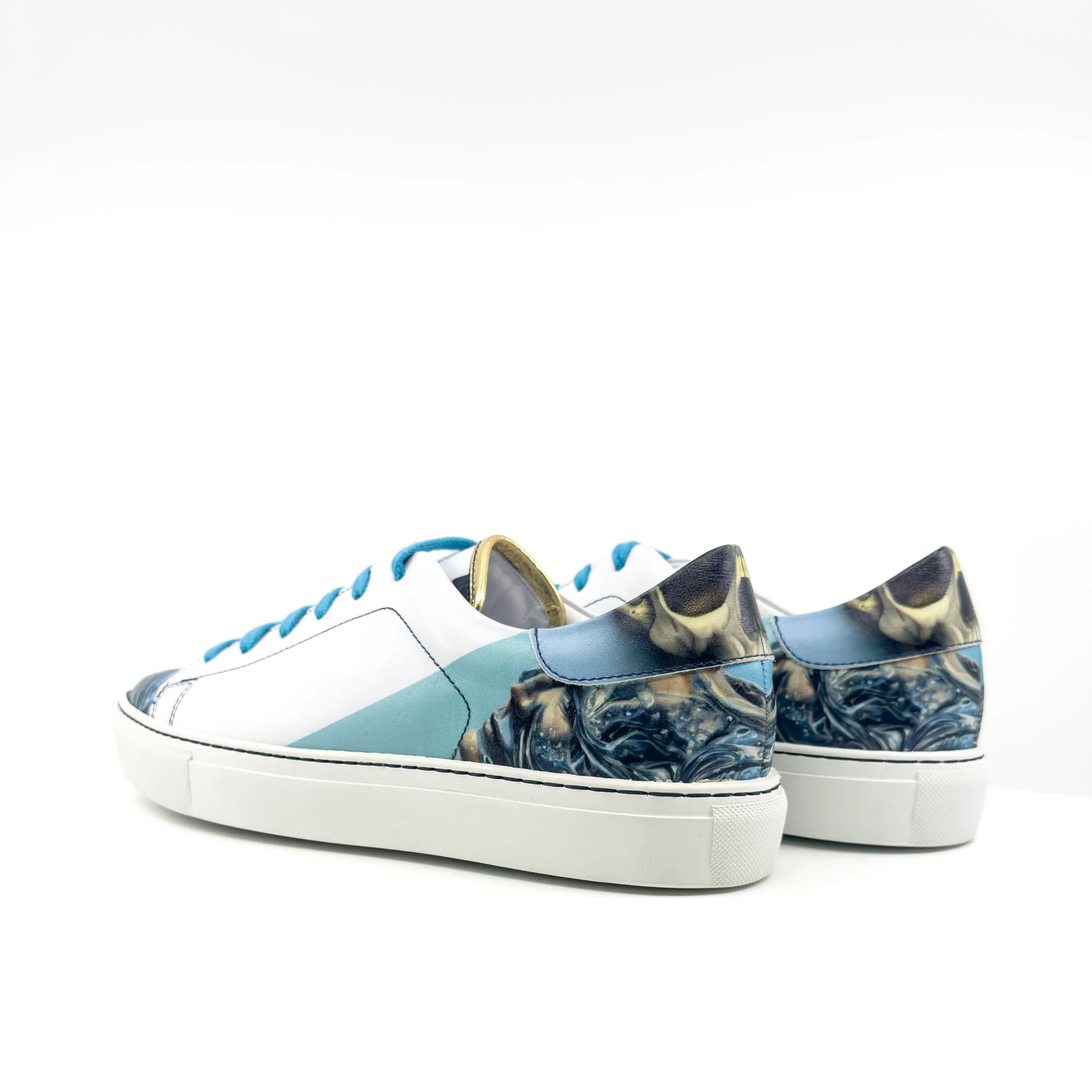 Sentinal Trainer Sneaker II: fashionable white sneakers with blue accents